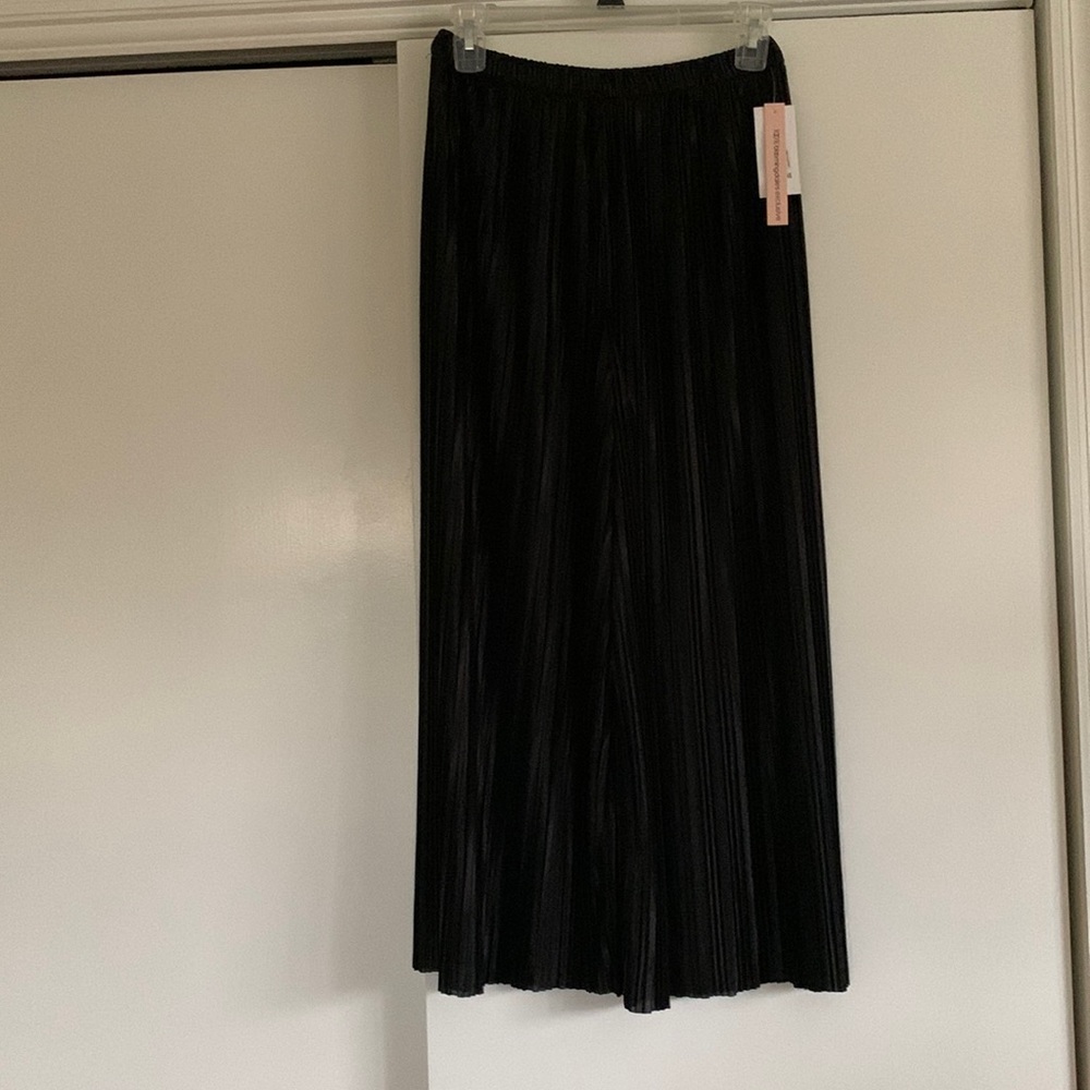 Aqua cropped black pants - size M NWT